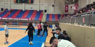 hakeme-saldirmaya-calisti-sahadan-guvenlikle-cikartildi-ndgSMPW3.jpg