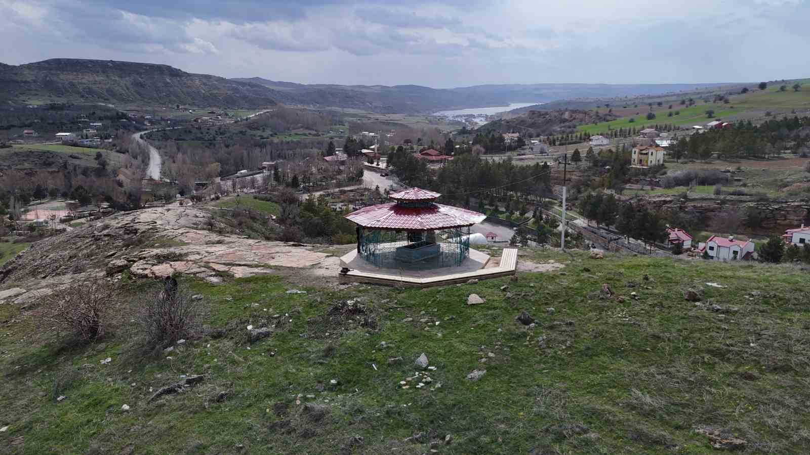 hakim tepedeki turbesinde ziyaretcilerini agirliyor 0 V6kVzD9H