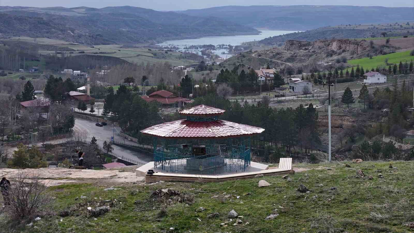 hakim tepedeki turbesinde ziyaretcilerini agirliyor 1 t4Oh3djv