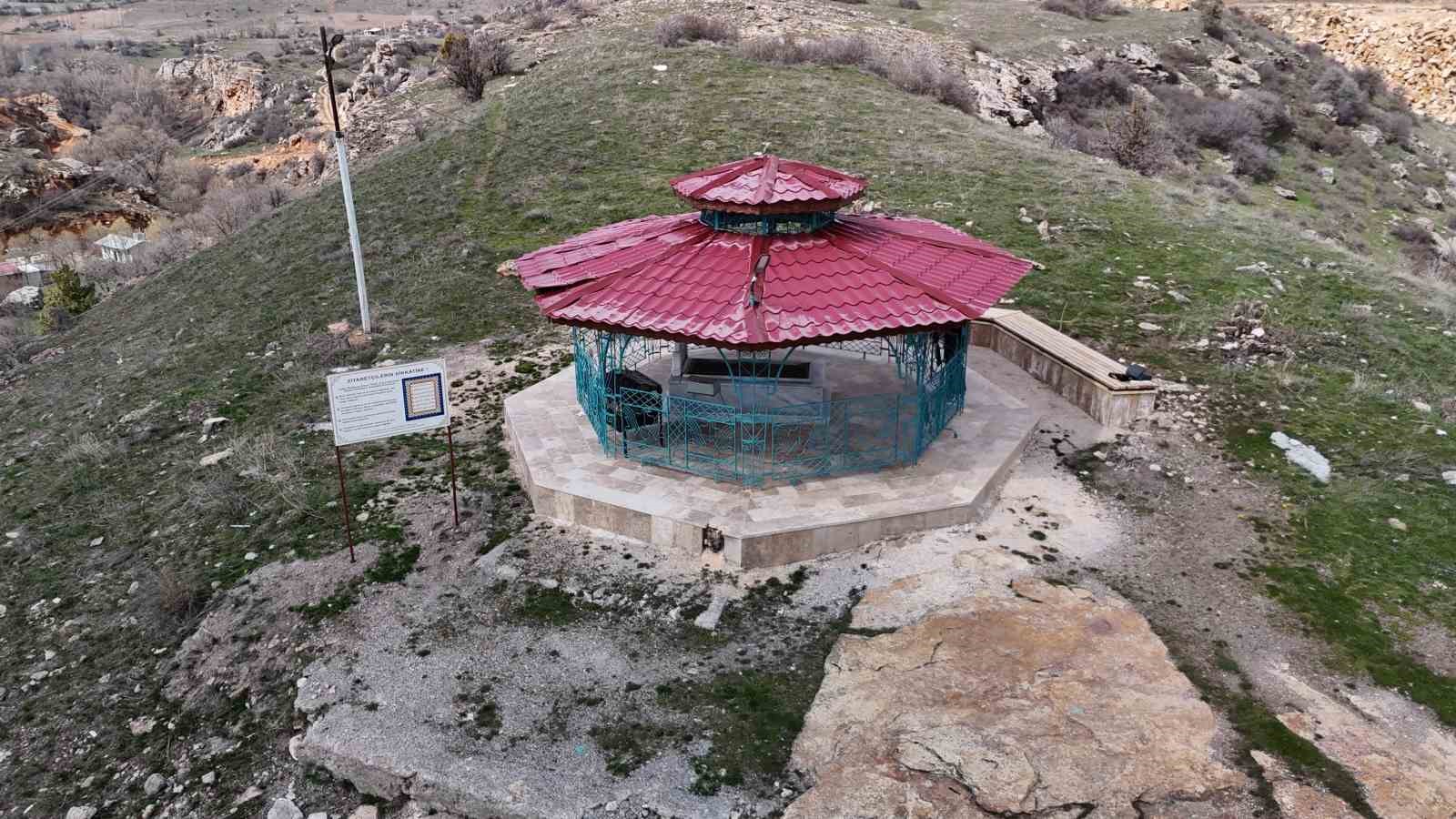 hakim tepedeki turbesinde ziyaretcilerini agirliyor 2
