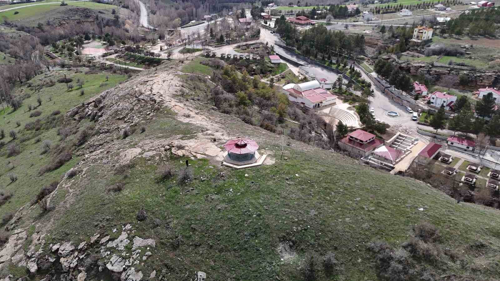 hakim tepedeki turbesinde ziyaretcilerini agirliyor 3 QjWg6CHR