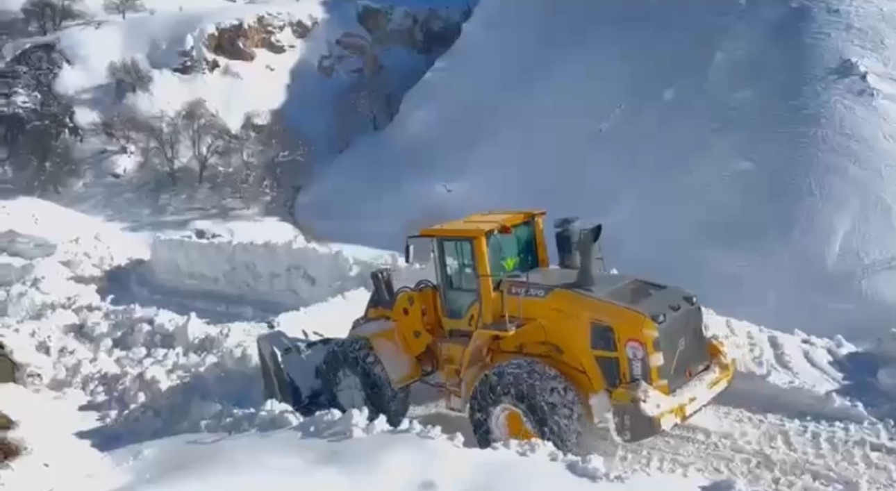 hakkari kar yagisi 42 yerlesim yerinin yolu kapandi 3 zQadnPwp