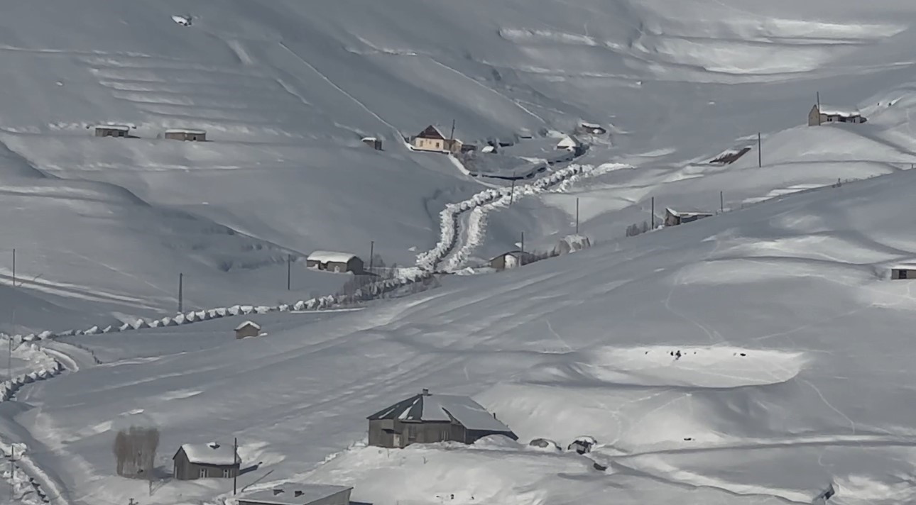 hakkari kar yagisi 51 yerlesim yerinin yolu kapandi 0 PbSitAKJ