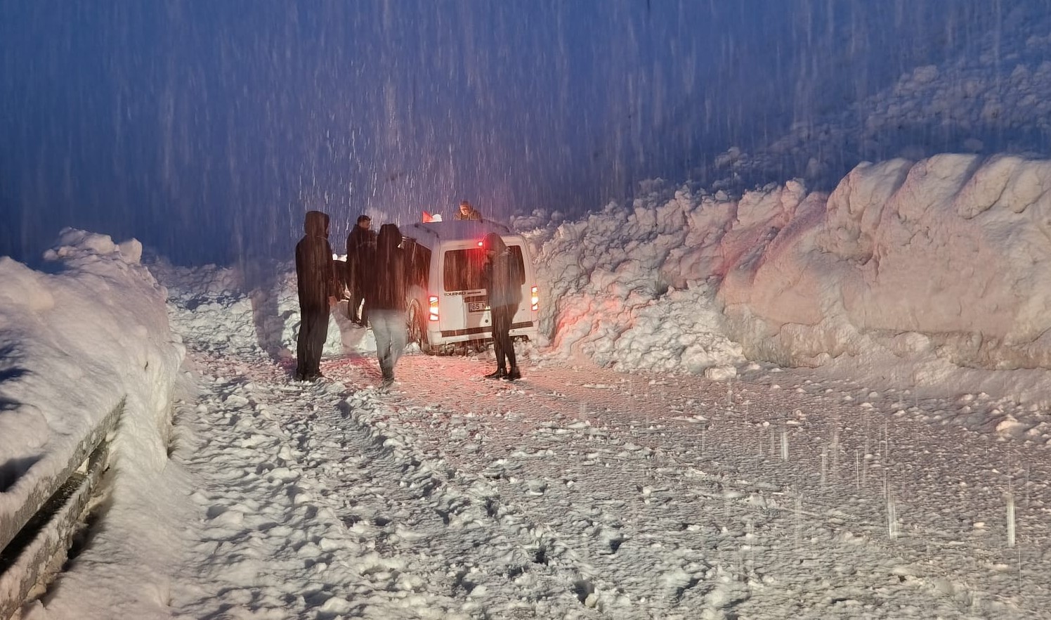 hakkari van yolunda iki cig arasinda kalan 5 arac kurtarildi 0 4rrcUwNJ