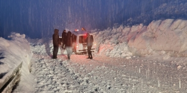 hakkari-van-yolunda-iki-cig-arasinda-kalan-5-arac-kurtarildi-2OGl4yqP.jpg