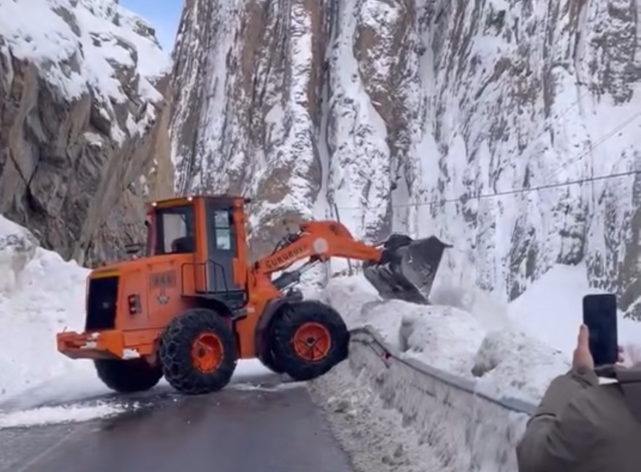 hakkari yuksekova kara yoluna cig dustu 1 jW83BREs