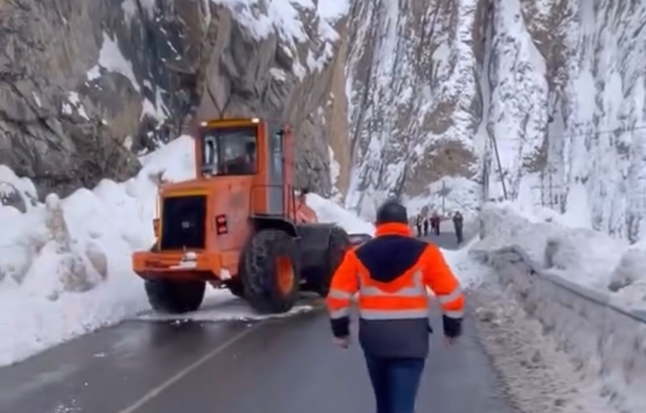 hakkari yuksekova kara yoluna cig dustu 3 DnBUhtrv