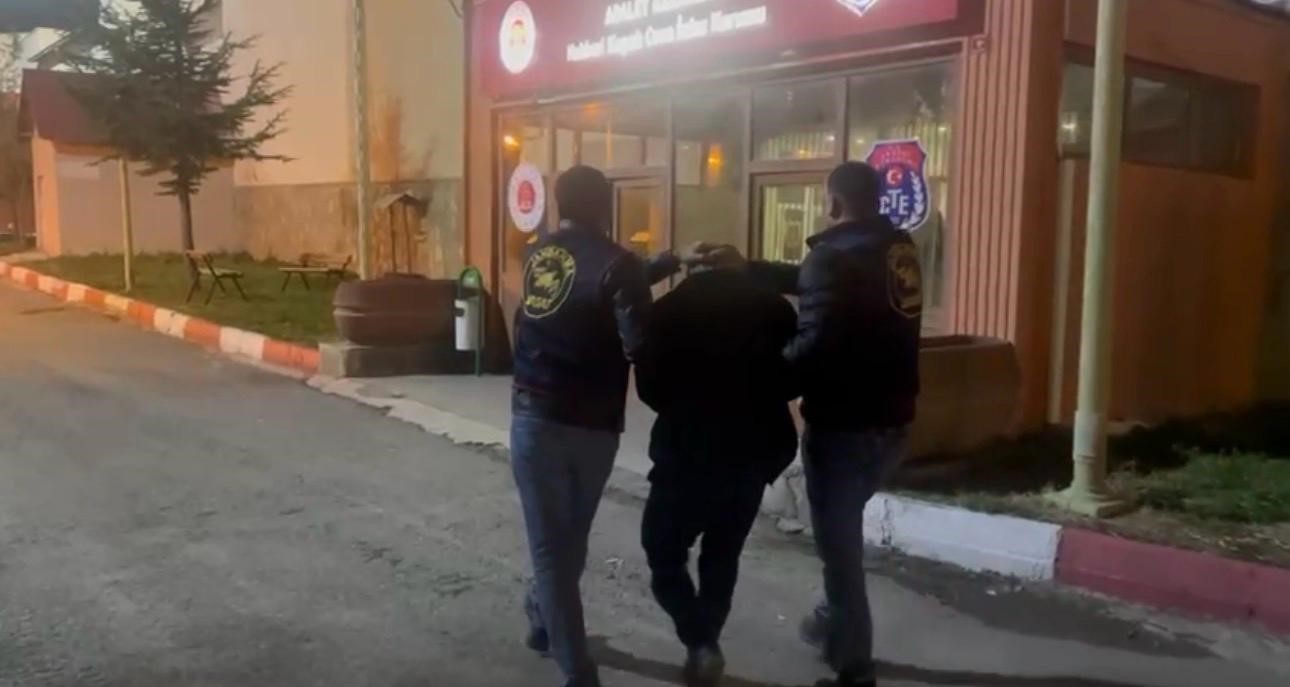 hakkaride 10 ayri dosyadan toplamda 37 yil kesinlesmis hapis cezasi bulunan sahis yakalandi 0 DulGPHjl