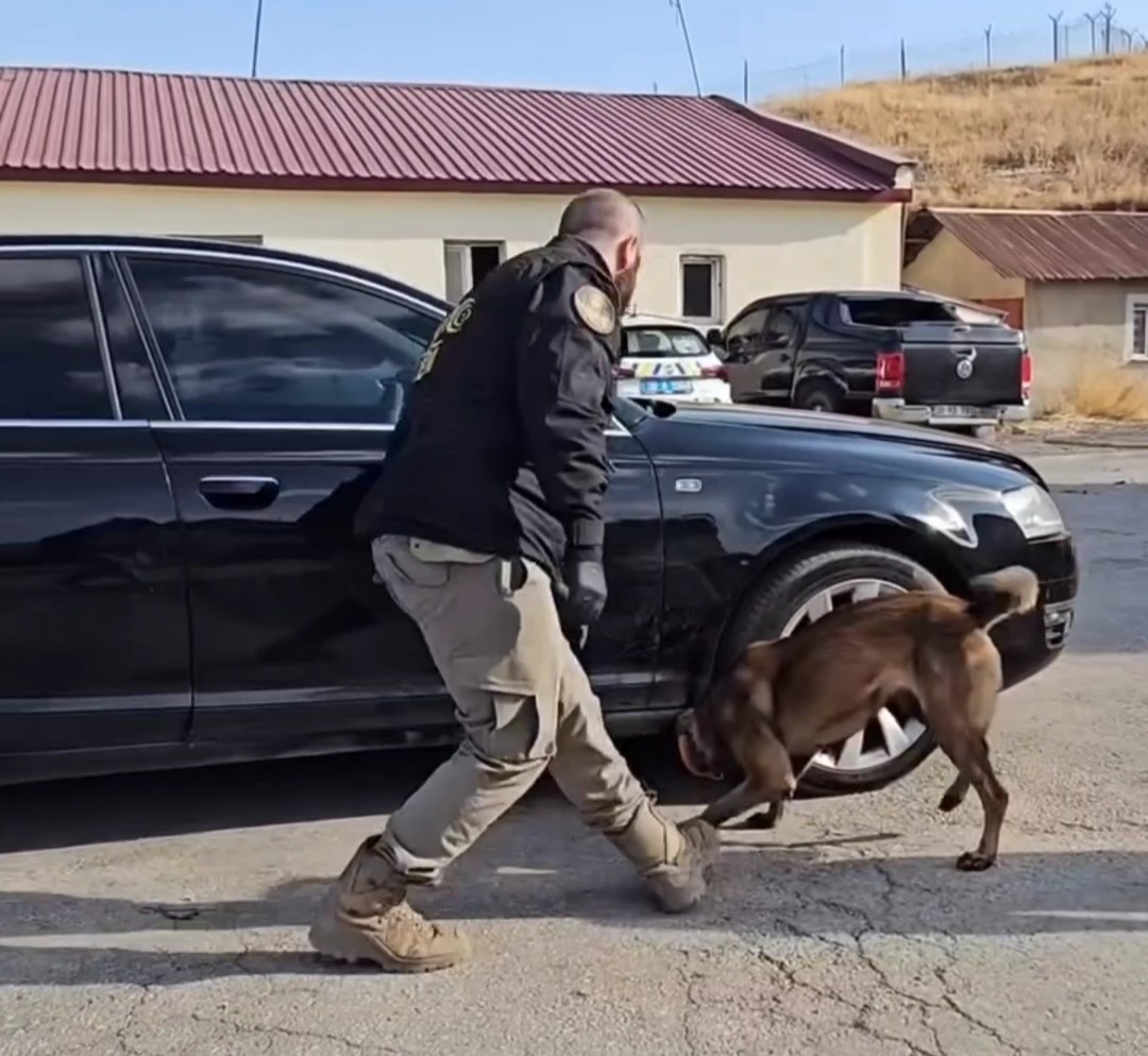 hakkaride 24 kilo 500 gram metamfetamin ele gecirildi 0 pmf7nqmO