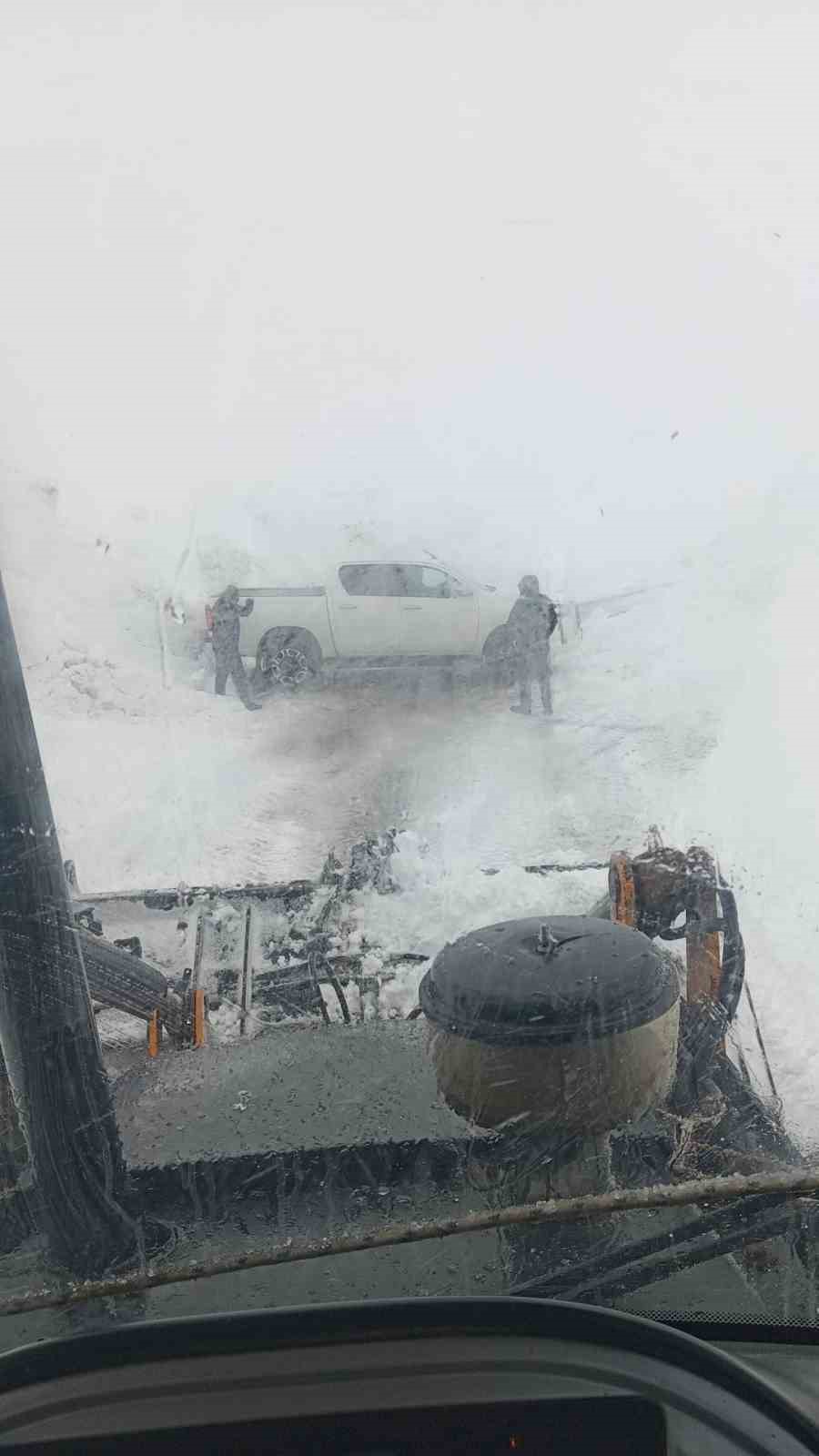 hakkaride 3 bin rakimli zirvede mahsur kalanlar kurtarildi 1 XPqJTqLP