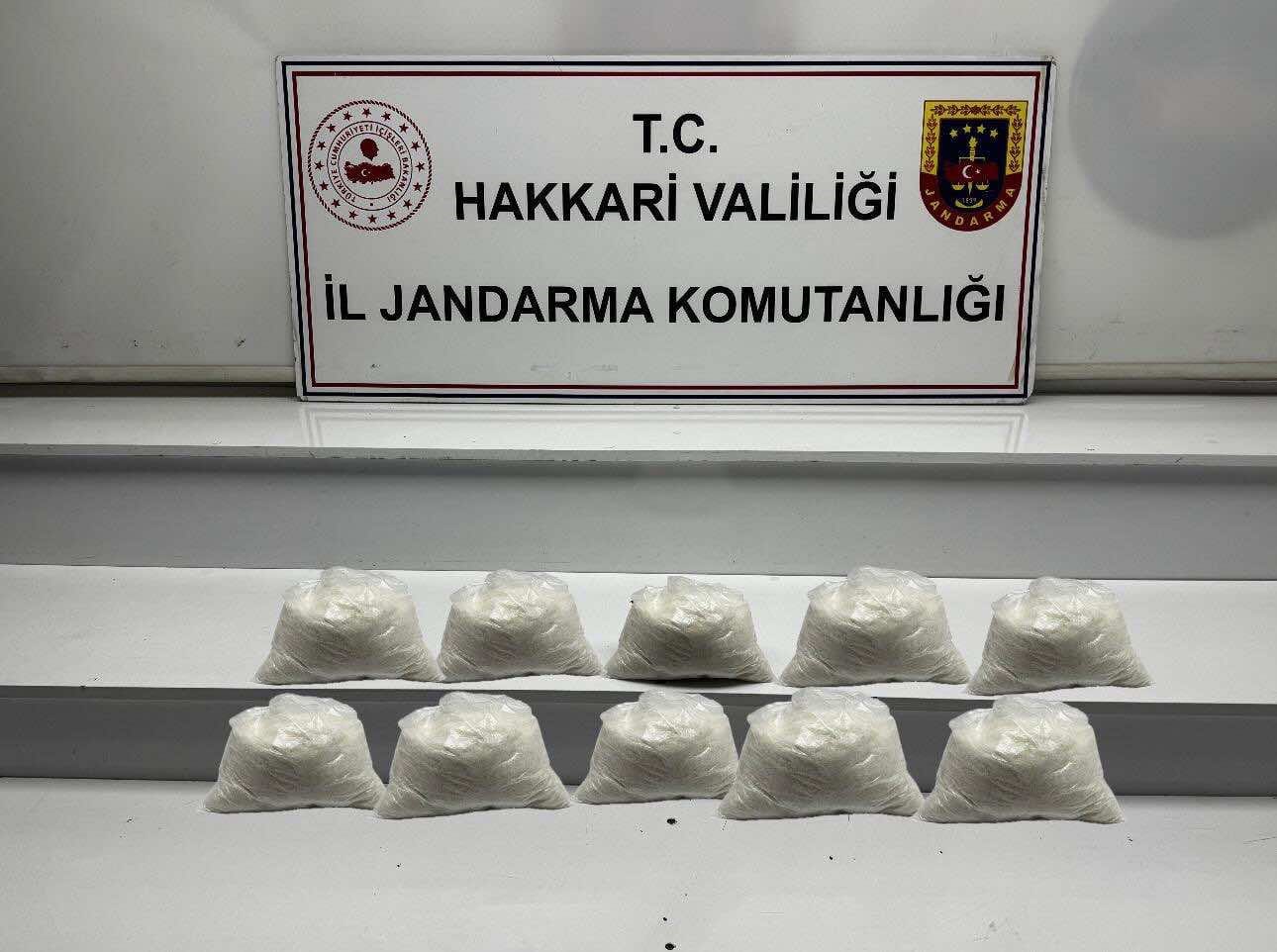 Hakkari’de 9 kilo metamfetamin ele geçirildi 4 hakkaride 9 kilo metamfetamin ele gecirildi 0 z5y4zUGz