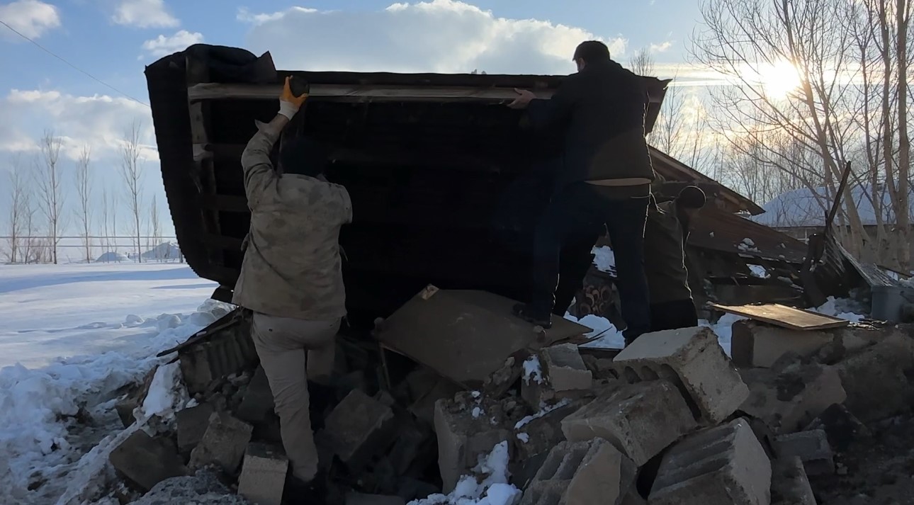 Hakkari’de ahırın çatısı çöktü: 2 hayvan telef oldu 6 hakkaride ahirin catisi coktu 2 hayvan telef oldu 2 eXNHyijB