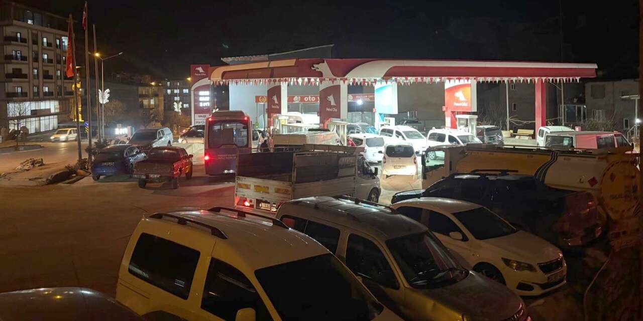 hakkaride akaryakit kuyrugu zam beklentisi istasyonlari doldurdu 0 mKbI8Kfb