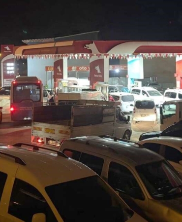 hakkaride-akaryakit-kuyrugu-zam-beklentisi-istasyonlari-doldurdu-24dFMpmQ.jpg