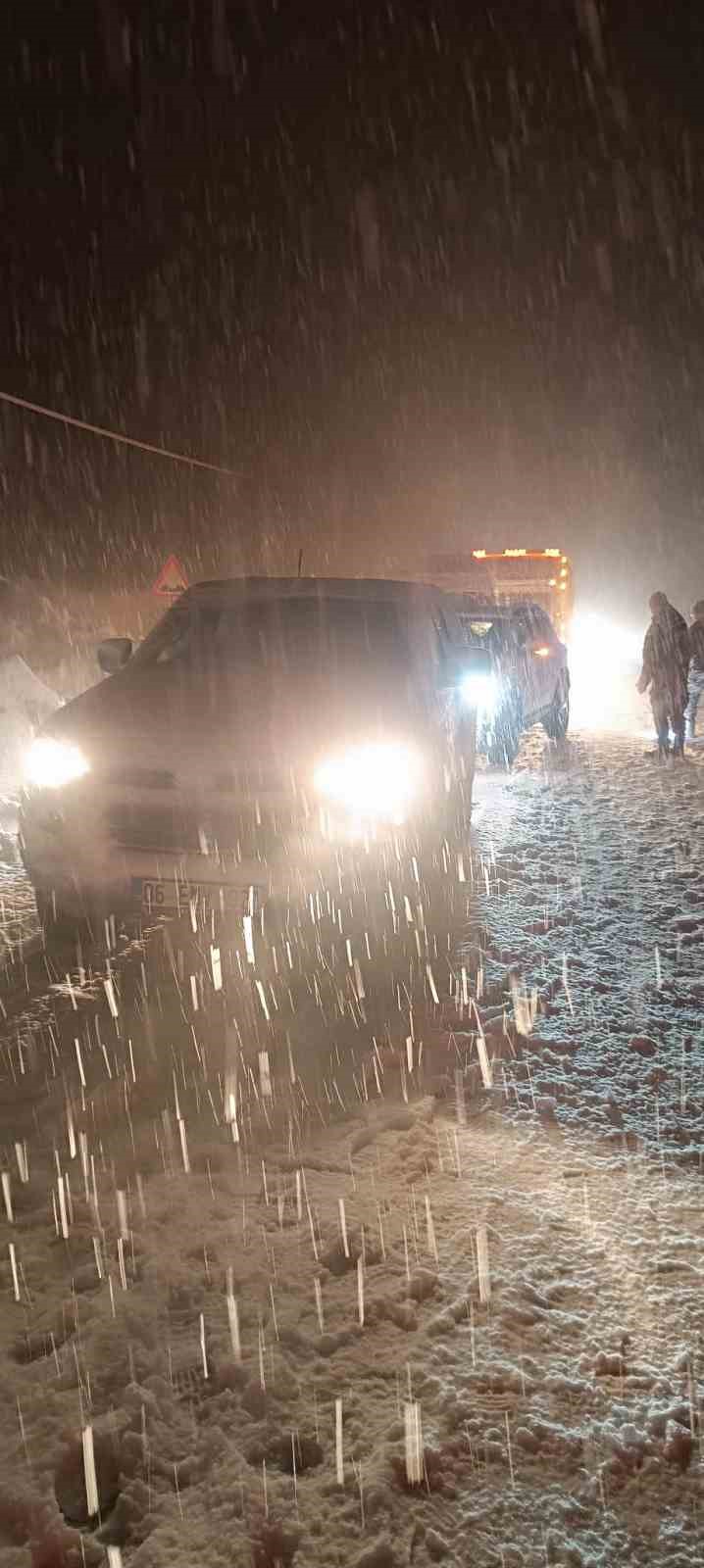 hakkaride cig dustu cok sayida arac yolda mahsur kaldi 0 zEvVknJW