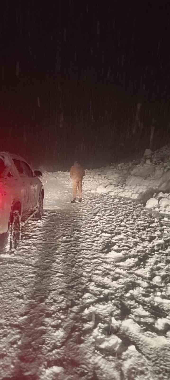 hakkaride cig dustu cok sayida arac yolda mahsur kaldi 1 scWJHLiI
