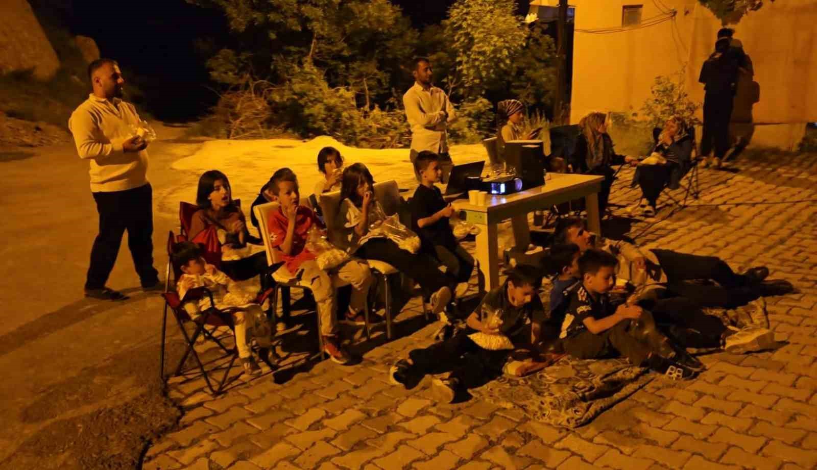 Hakkari’de dev ekranda sinema keyfi 5 hakkaride dev ekranda sinema keyfi 1 uOsMZZNe