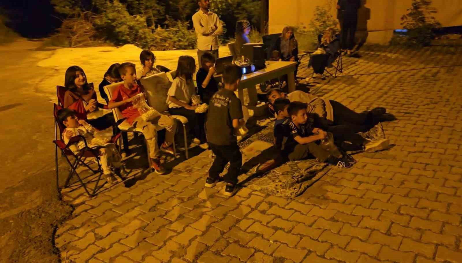 Hakkari’de dev ekranda sinema keyfi 6 hakkaride dev ekranda sinema keyfi 2 9p6AvFDZ