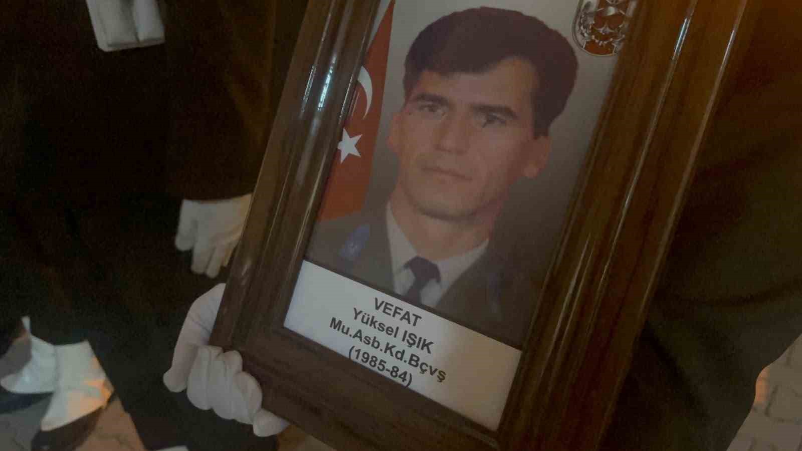 Hakkari’de hayatını kaybeden Yüksel Işık’ın cenazesi askeri törenle Bursa’ya uğurlandı 4 hakkaride hayatini kaybeden yuksel isikin cenazesi askeri torenle bursaya ugurlandi 0 TLQMiTA6