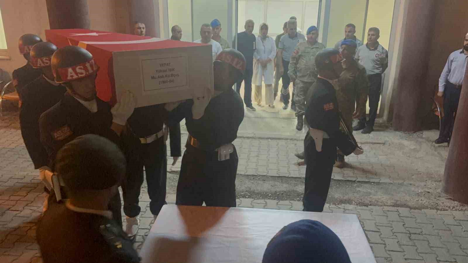 Hakkari’de hayatını kaybeden Yüksel Işık’ın cenazesi askeri törenle Bursa’ya uğurlandı 5 hakkaride hayatini kaybeden yuksel isikin cenazesi askeri torenle bursaya ugurlandi 1 6d3WttLN