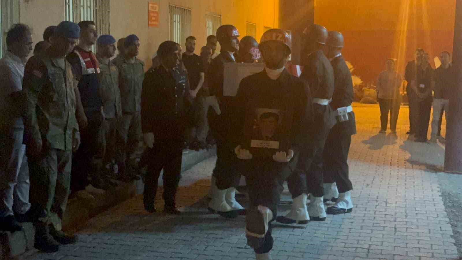 Hakkari’de hayatını kaybeden Yüksel Işık’ın cenazesi askeri törenle Bursa’ya uğurlandı 6 hakkaride hayatini kaybeden yuksel isikin cenazesi askeri torenle bursaya ugurlandi 2 MI1ucbj4