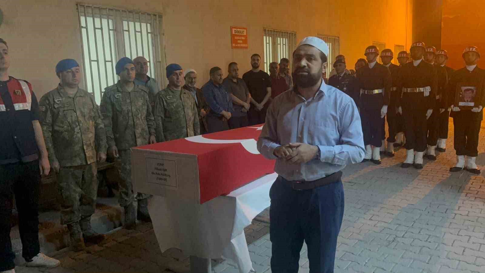 Hakkari’de hayatını kaybeden Yüksel Işık’ın cenazesi askeri törenle Bursa’ya uğurlandı 7 hakkaride hayatini kaybeden yuksel isikin cenazesi askeri torenle bursaya ugurlandi 3 KDclypNX