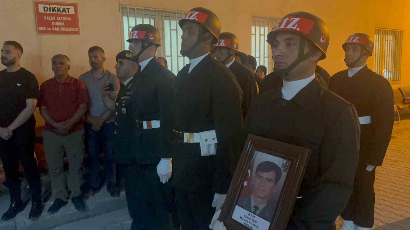 Hakkari’de hayatını kaybeden Yüksel Işık’ın cenazesi askeri törenle Bursa’ya uğurlandı 8 hakkaride hayatini kaybeden yuksel isikin cenazesi askeri torenle bursaya ugurlandi 4 QLRHUbHN