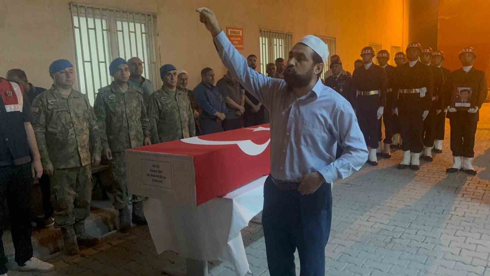 Hakkari’de hayatını kaybeden Yüksel Işık’ın cenazesi askeri törenle Bursa’ya uğurlandı 9 hakkaride hayatini kaybeden yuksel isikin cenazesi askeri torenle bursaya ugurlandi 5 Uhy6NBp6