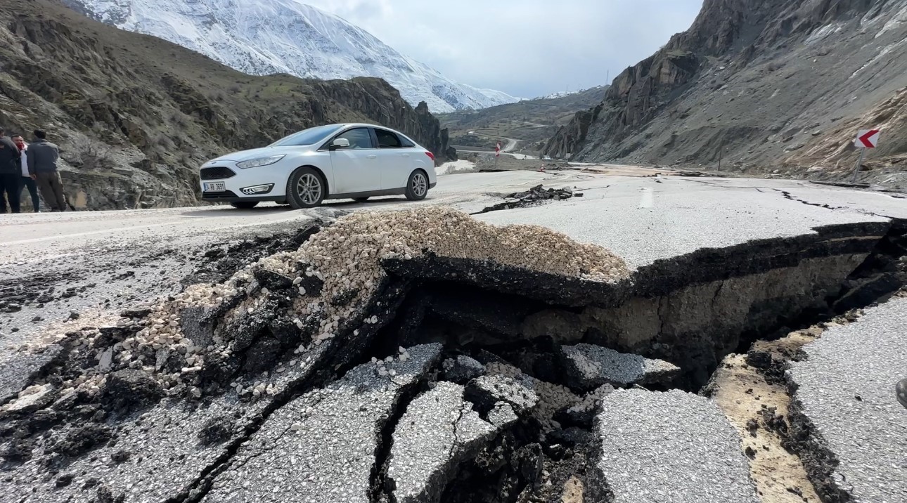 hakkaride heyelan tesis buyuk hasar gordu kara yolunda dev yariklar olustu 3 NUZf4FMK