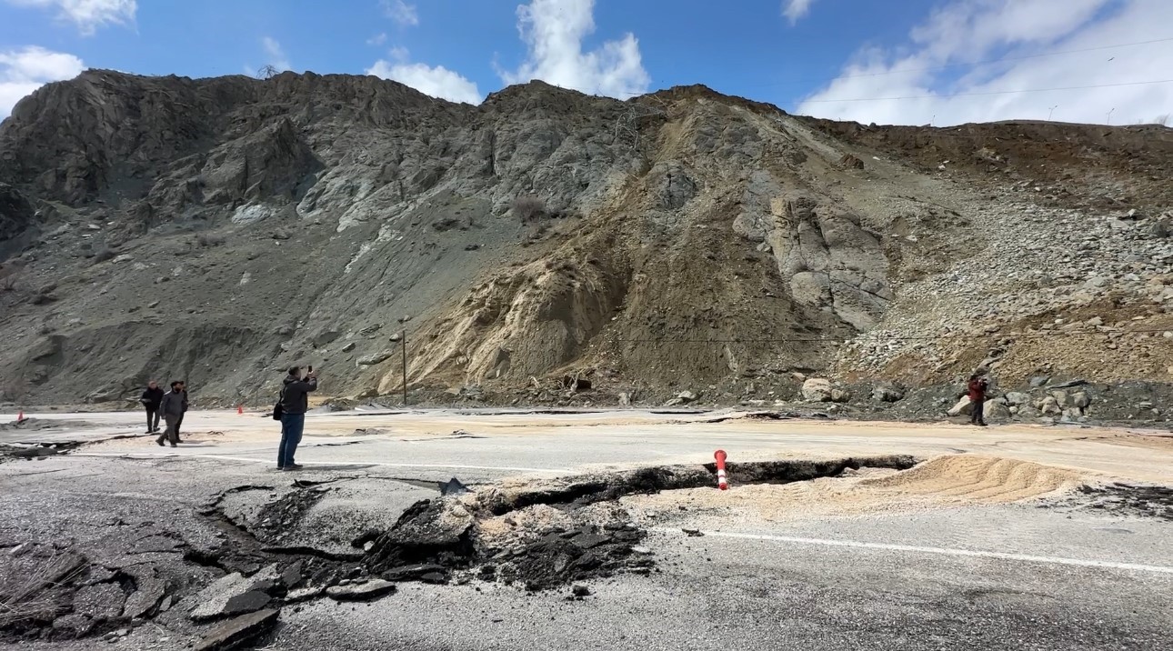 hakkaride heyelan tesis buyuk hasar gordu kara yolunda dev yariklar olustu 9 EVA1DWYa