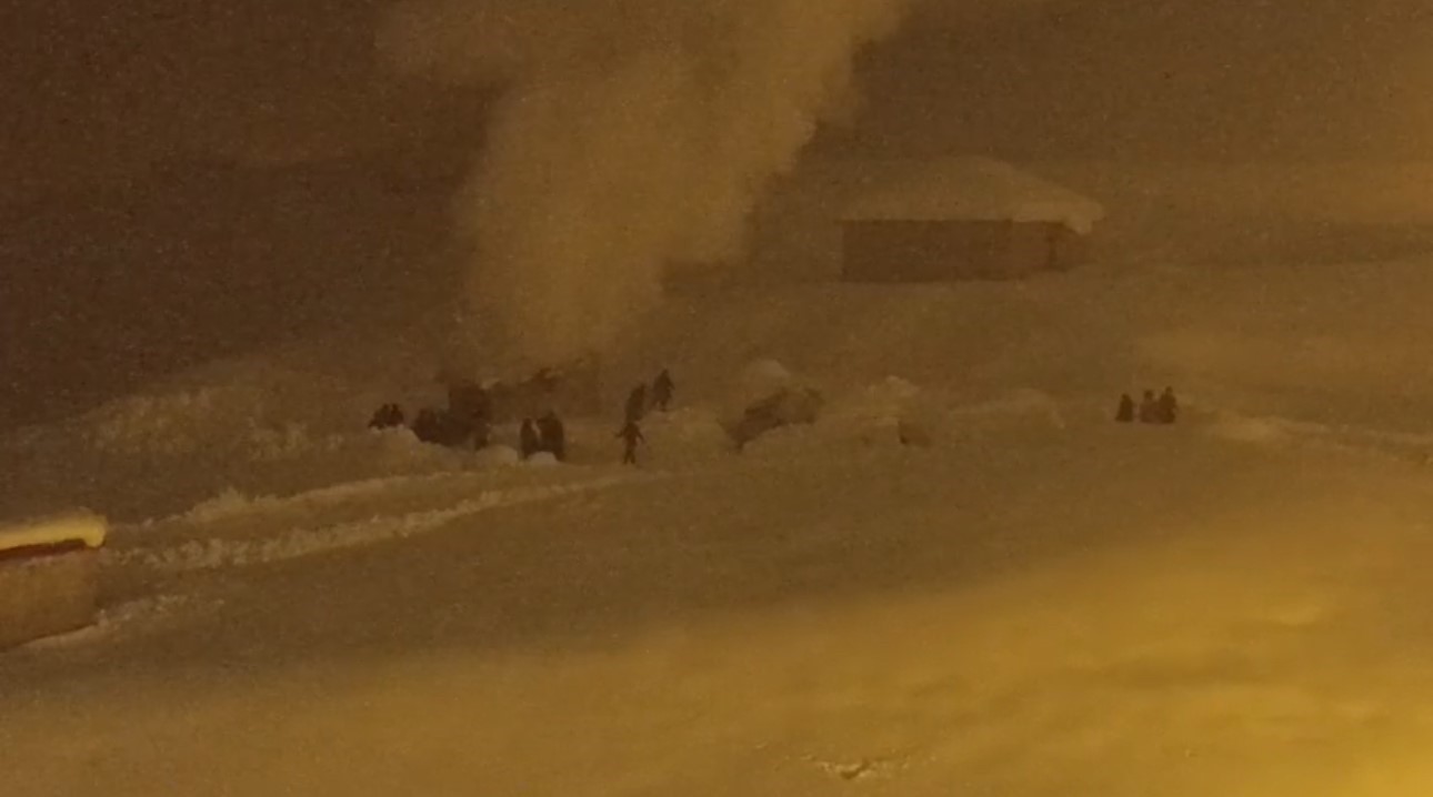 Hakkari’de itfaiye araçlarının çıkamadığı tandır evindeki yangına vatandaşlardan karla müdahale 5 hakkaride itfaiye araclarinin cikamadigi tandir evindeki yangina vatandaslardan karla mudahale 1 VrCaewFm