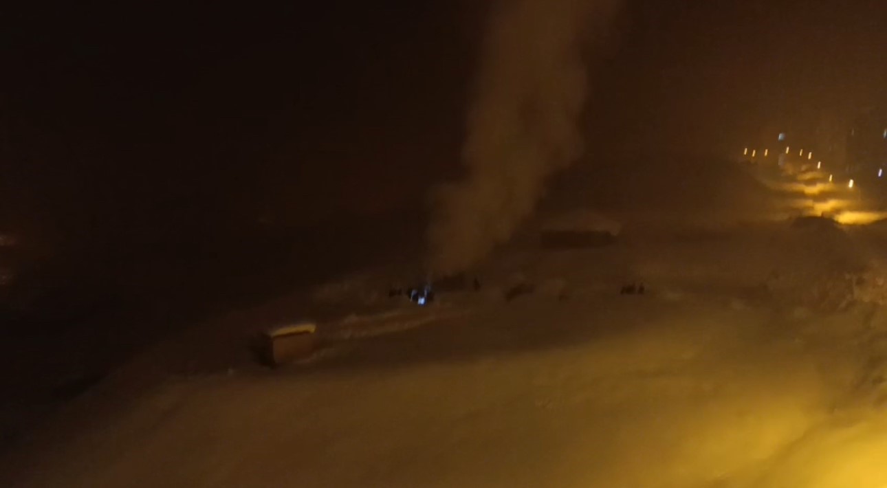 Hakkari’de itfaiye araçlarının çıkamadığı tandır evindeki yangına vatandaşlardan karla müdahale 6 hakkaride itfaiye araclarinin cikamadigi tandir evindeki yangina vatandaslardan karla mudahale 2 hu3fXmDF