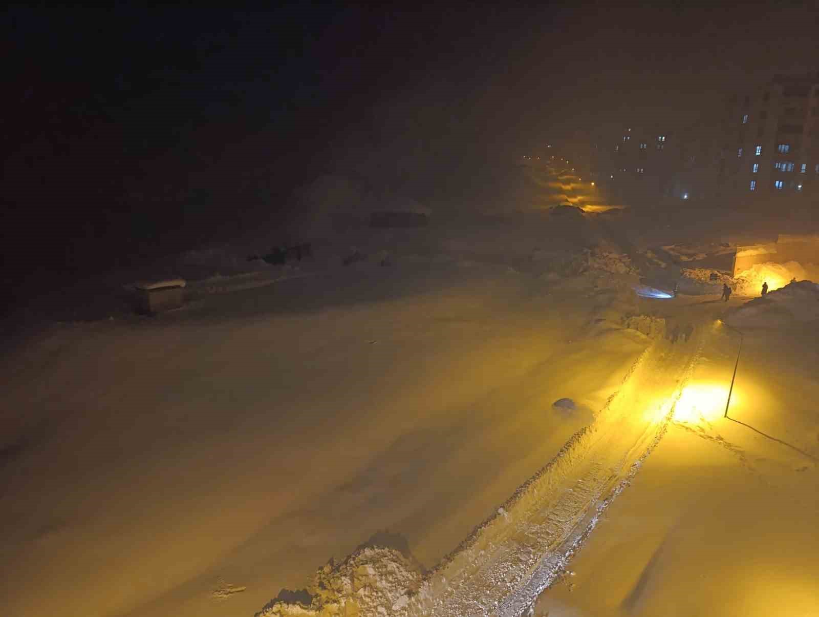 Hakkari’de itfaiye araçlarının çıkamadığı tandır evindeki yangına vatandaşlardan karla müdahale 9 hakkaride itfaiye araclarinin cikamadigi tandir evindeki yangina vatandaslardan karla mudahale 5 NNlAUlSN