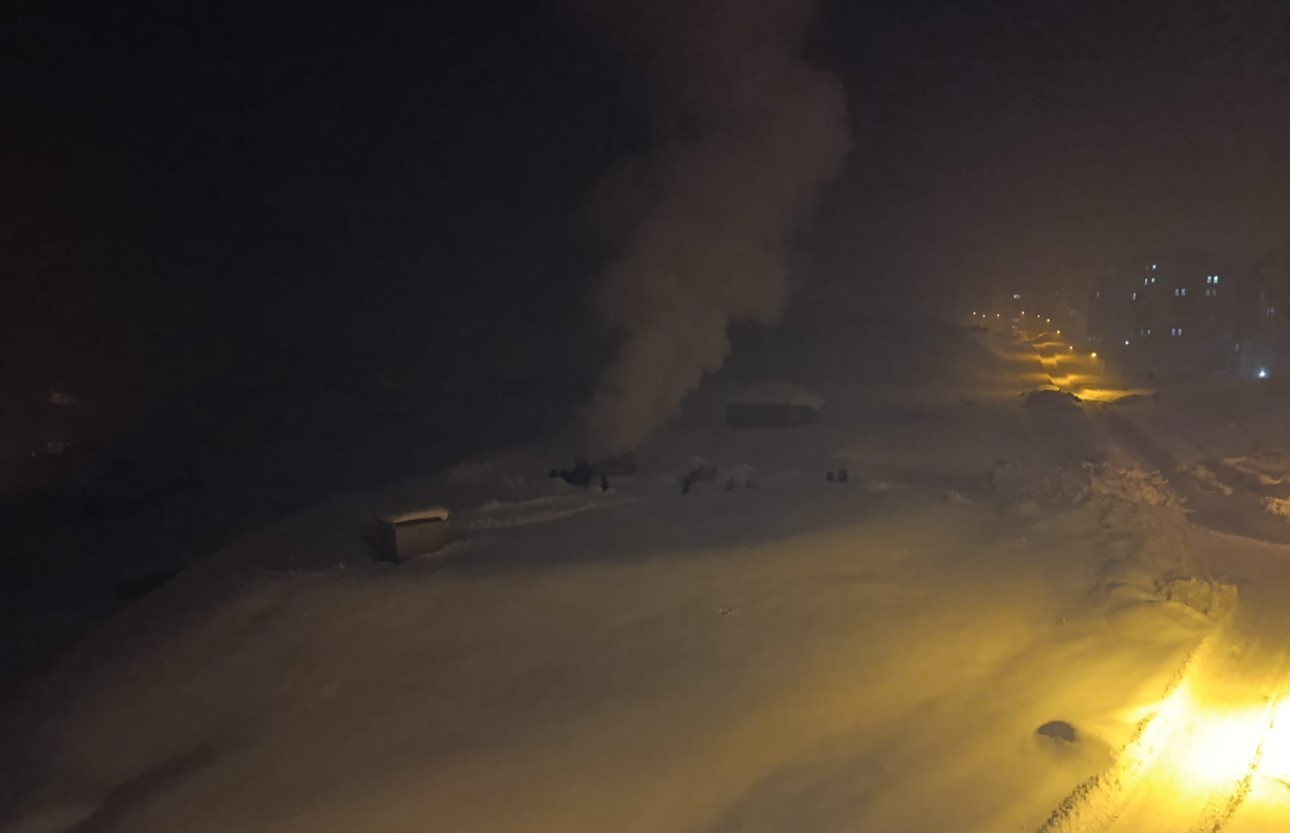 Hakkari’de itfaiye araçlarının çıkamadığı tandır evindeki yangına vatandaşlardan karla müdahale 11 hakkaride itfaiye araclarinin cikamadigi tandir evindeki yangina vatandaslardan karla mudahale 7 t63hQlT9