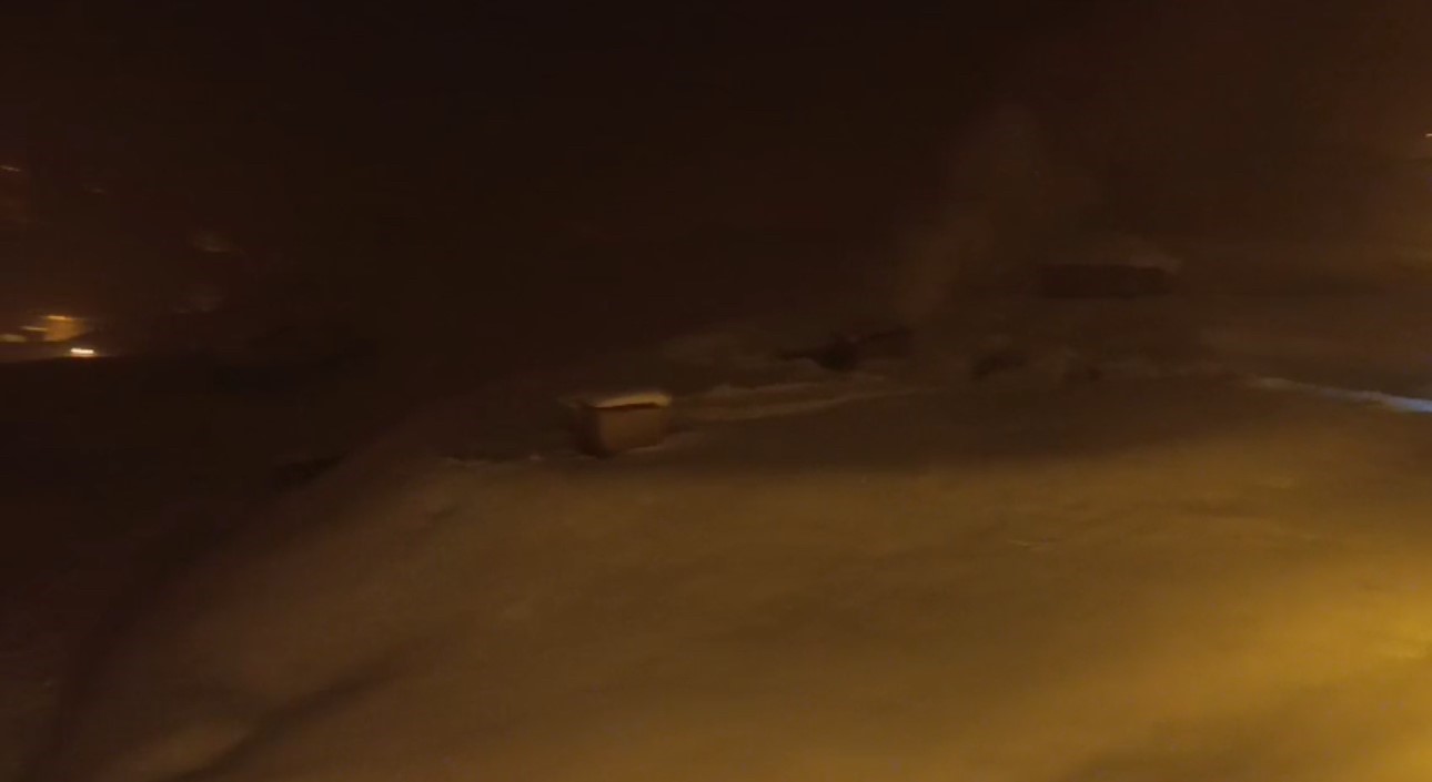 Hakkari’de itfaiye araçlarının çıkamadığı tandır evindeki yangına vatandaşlardan karla müdahale 12 hakkaride itfaiye araclarinin cikamadigi tandir evindeki yangina vatandaslardan karla mudahale 8 emyNB8H6