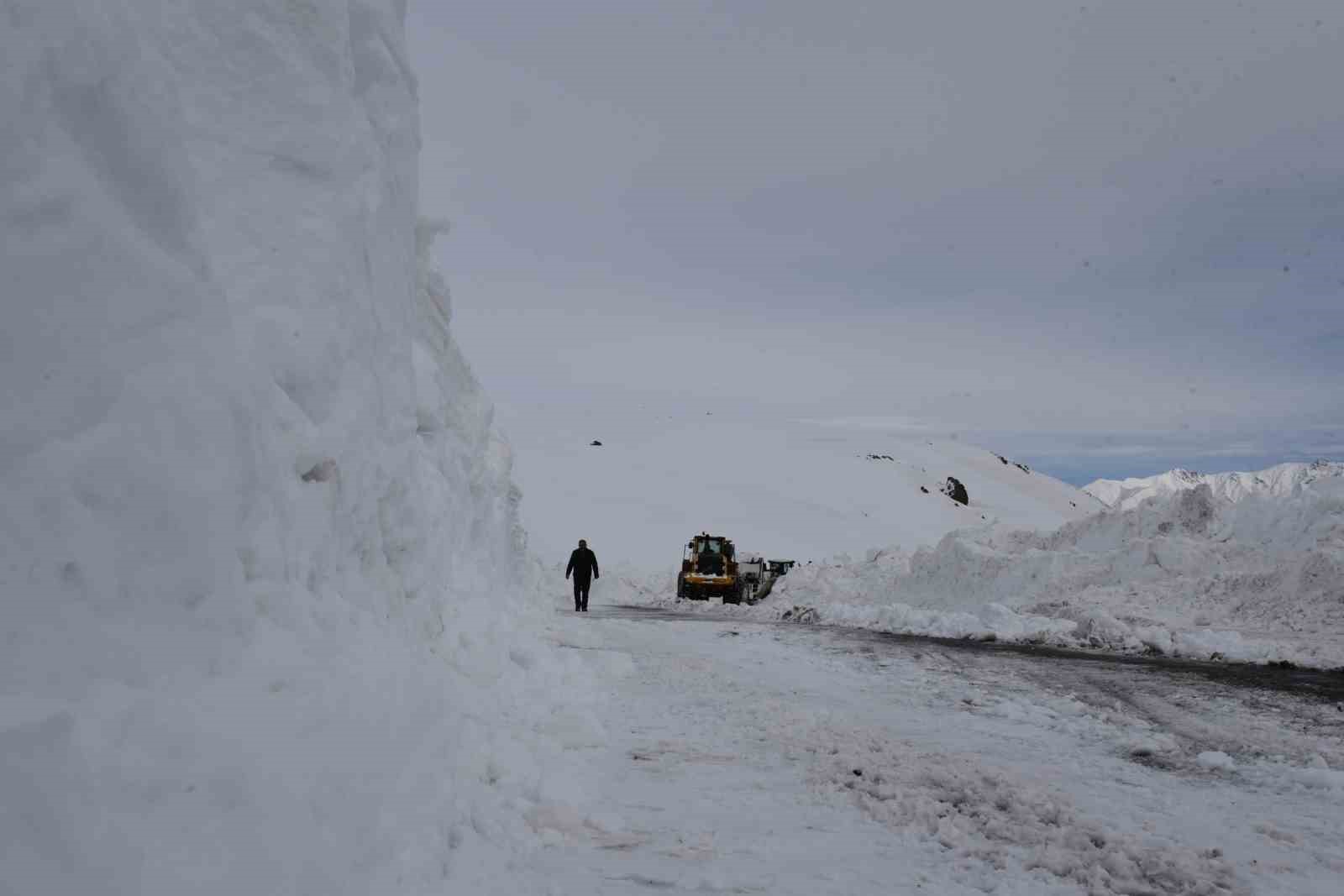 hakkaride karla mucadele 143 yerlesim yerinin yolu ulasima acildi 3 cUnT7uws