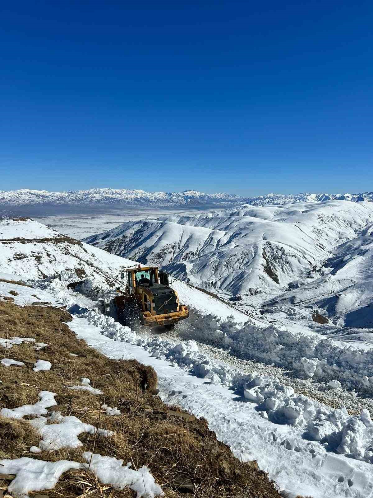 Hakkari’de karla mücadele çalışmaları aralıksız sürüyor 5 hakkaride karla mucadele calismalari araliksiz suruyor 1 HQAYRH15