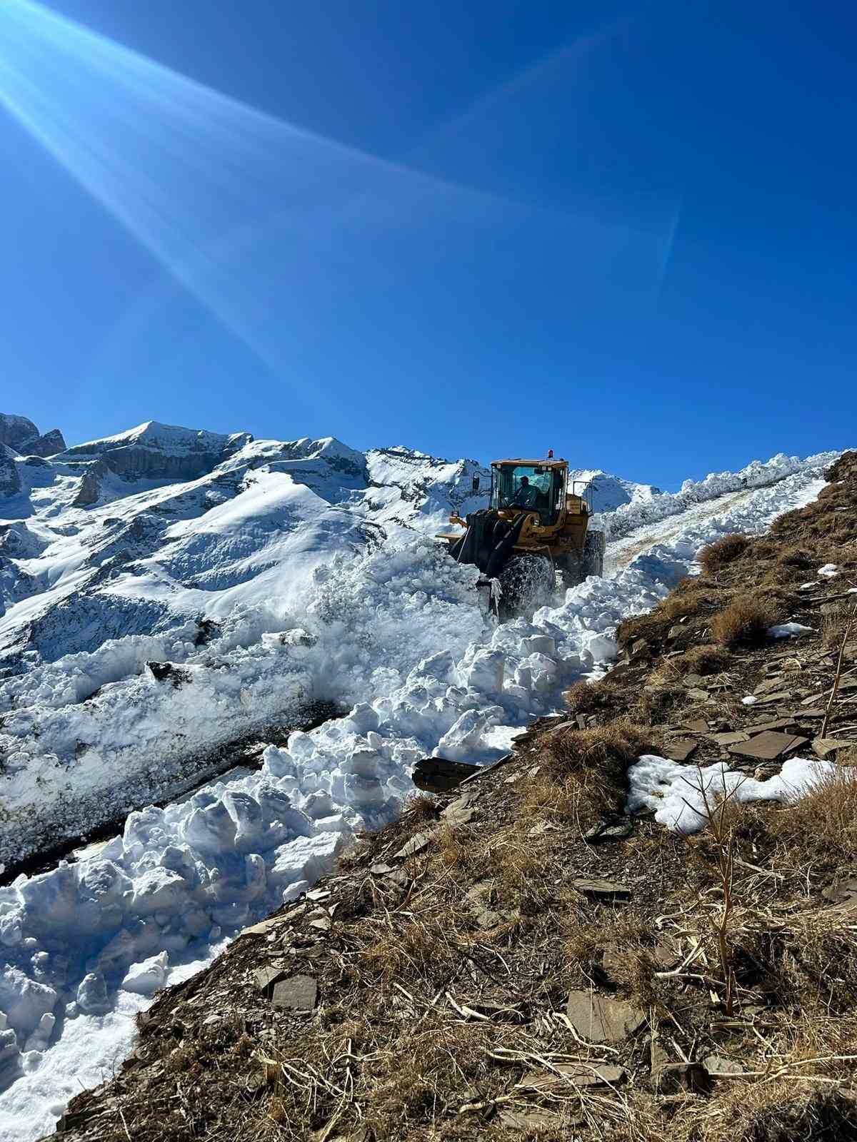 Hakkari’de karla mücadele çalışmaları aralıksız sürüyor 6 hakkaride karla mucadele calismalari araliksiz suruyor 2 X31NH8GU