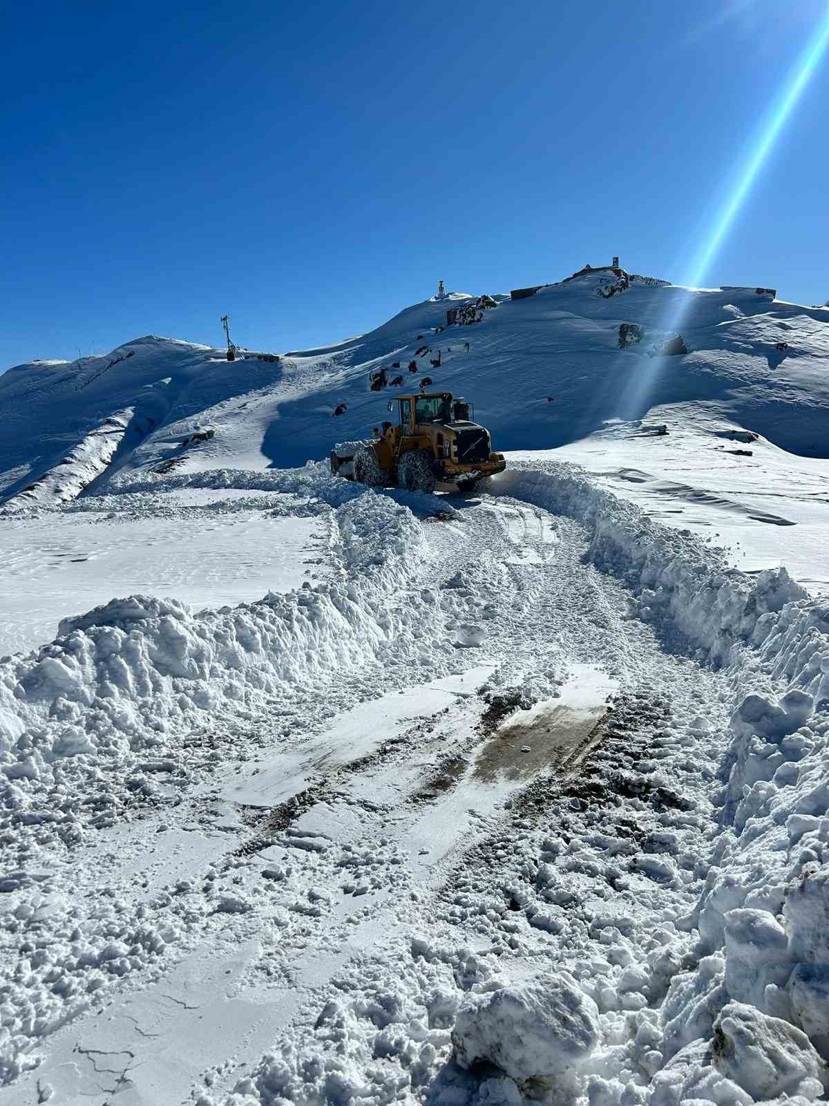 Hakkari’de karla mücadele çalışmaları aralıksız sürüyor 7 hakkaride karla mucadele calismalari araliksiz suruyor 3