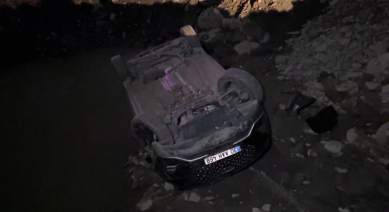 hakkaride otomobil dereye uctu 2 yarali 1 mnGdZ36e