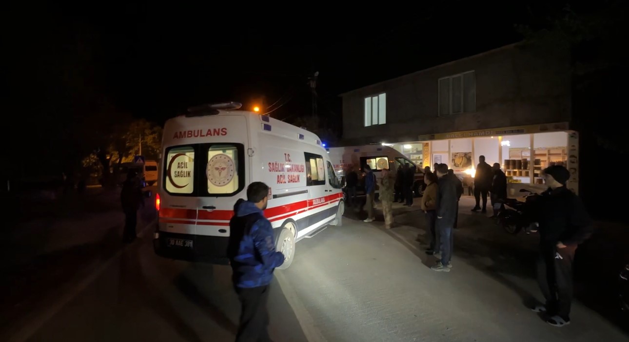 hakkaride otomobil dereye uctu 2 yarali 3 Ei2LHbKm