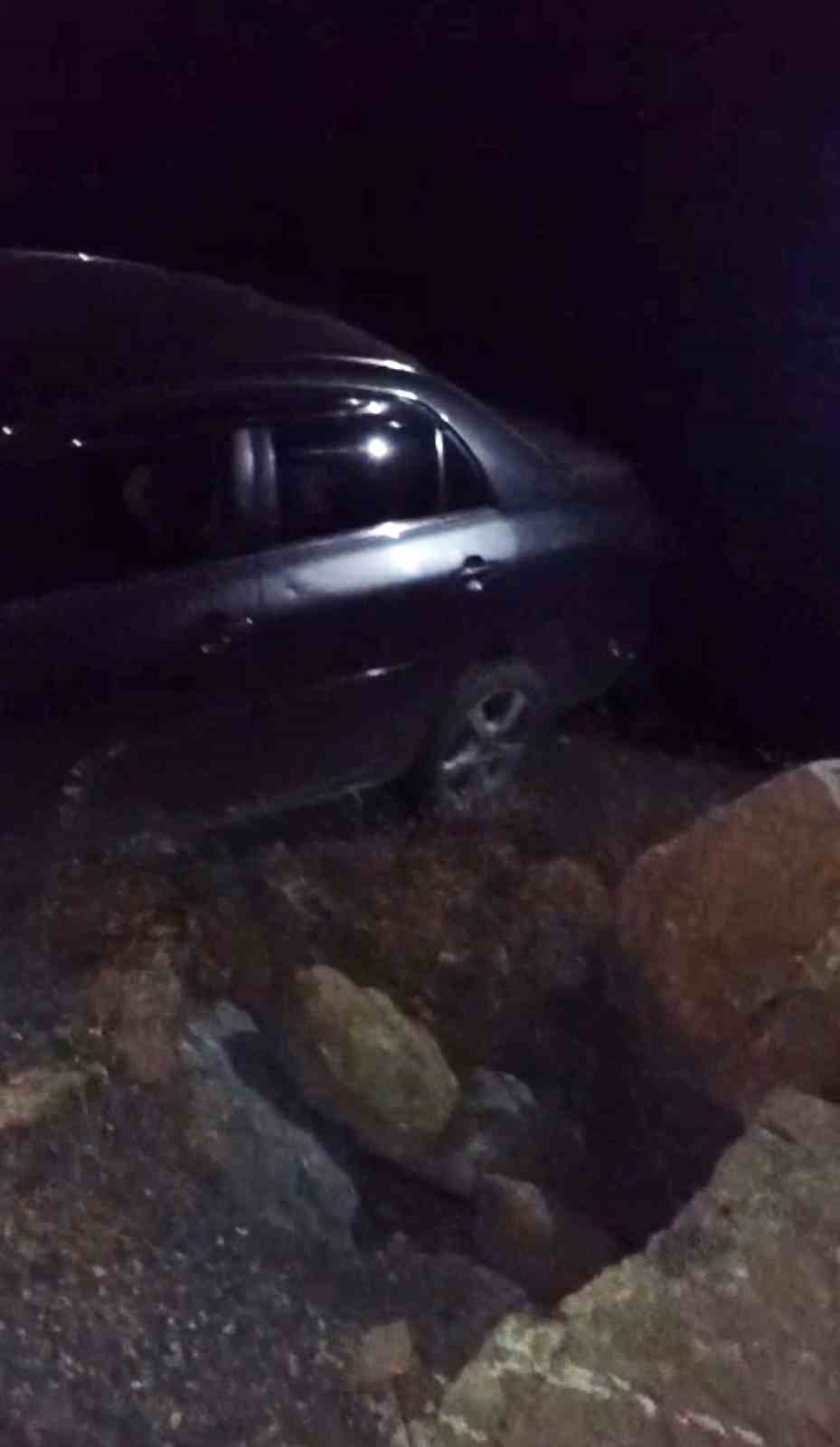 hakkaride otomobil sarampole yuvarlandi 1 aNmTtjHR