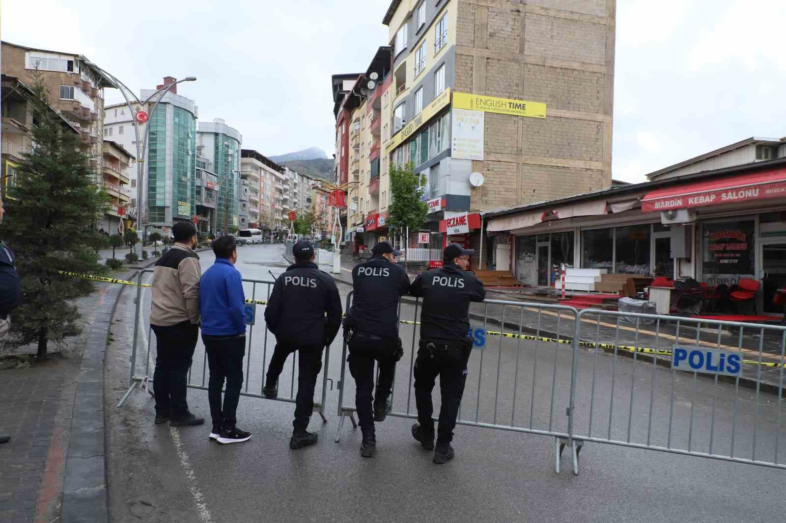 hakkaride temel kazisi panigi kayma sonucu is yerleri muhurlendi 0 5WwC3iju