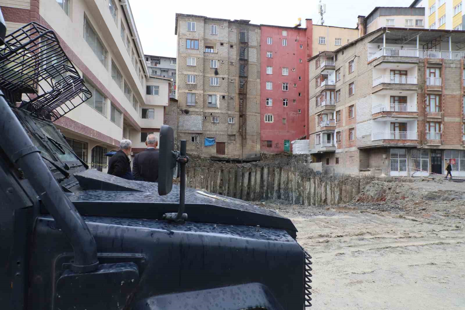 hakkaride temel kazisi panigi kayma sonucu is yerleri muhurlendi 1 aMwMtU9p