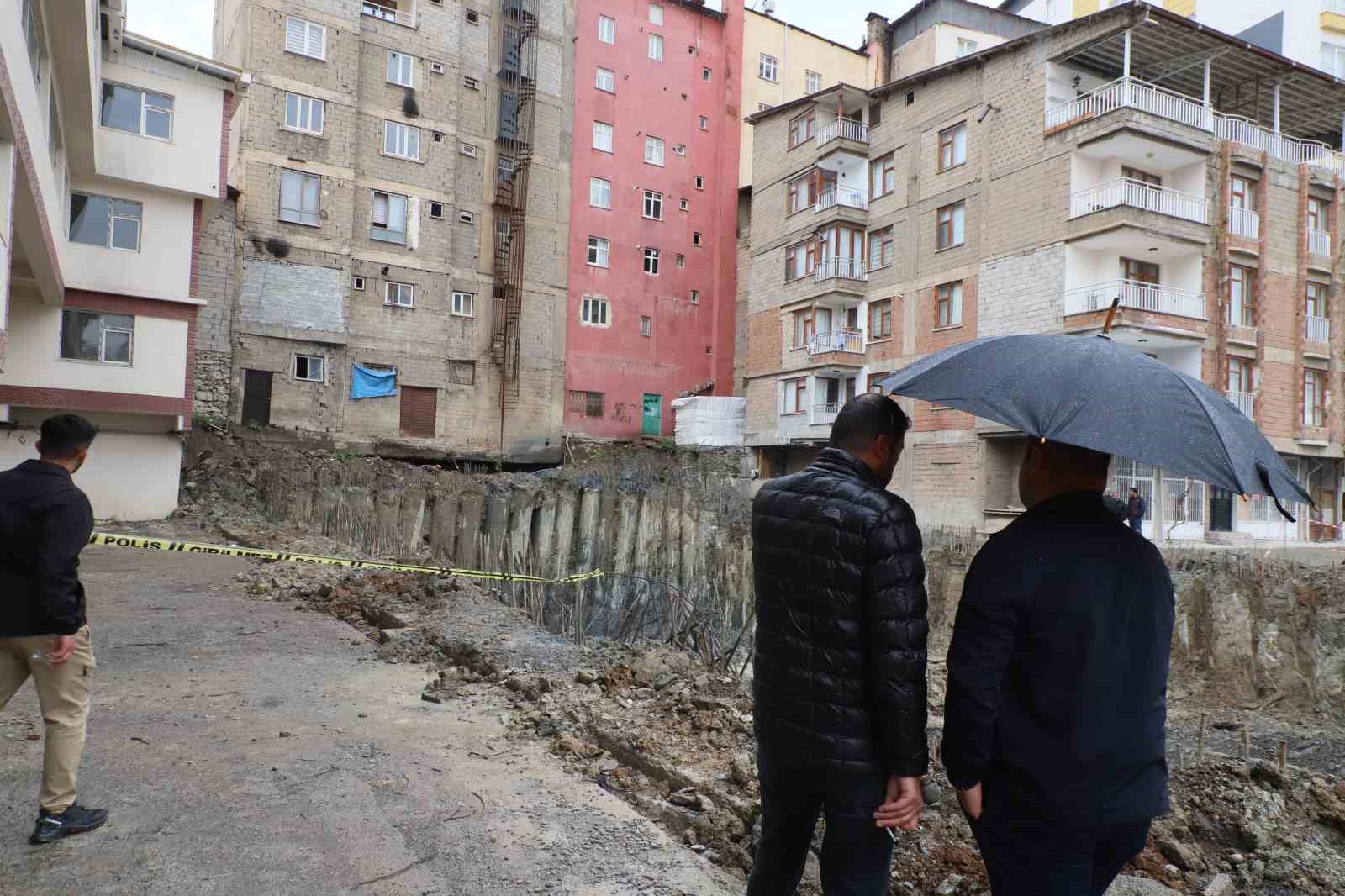 hakkaride temel kazisi panigi kayma sonucu is yerleri muhurlendi 2 rfT9VMNK