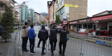 hakkaride-temel-kazisi-panigi-kayma-sonucu-is-yerleri-muhurlendi-p8G59Ktw.jpg