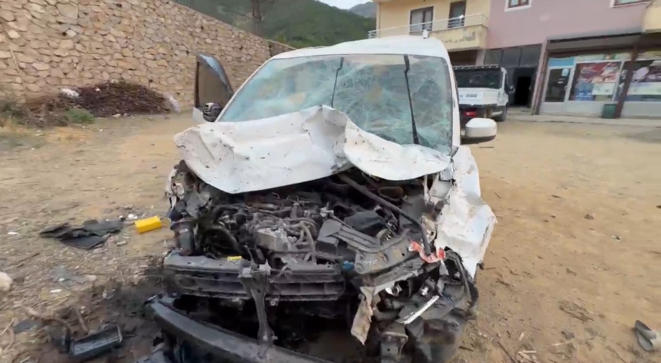 hakkaride trafik kazasi 3 yarali 0