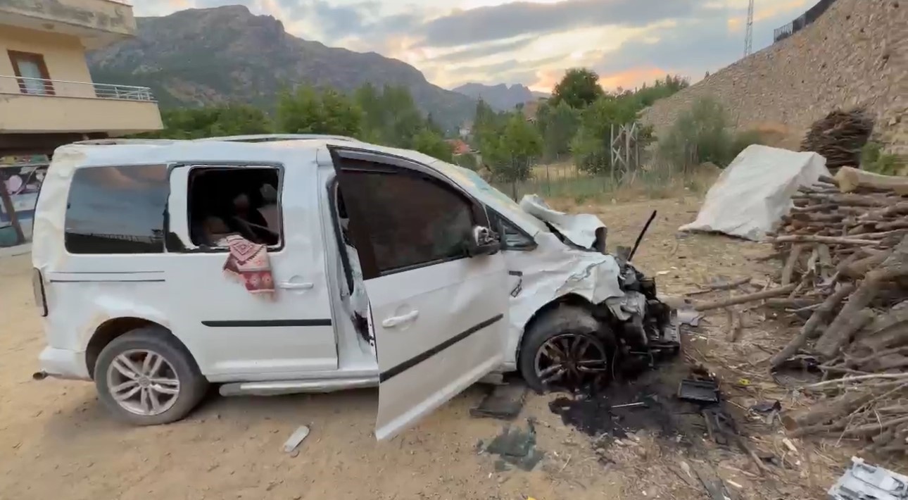 hakkaride trafik kazasi 3 yarali 1 EhVIR1GM