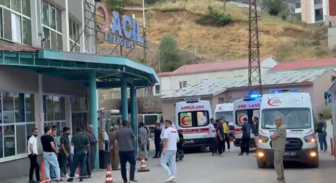 hakkaride trafik kazasi 3 yarali 2 qWhuCrzm