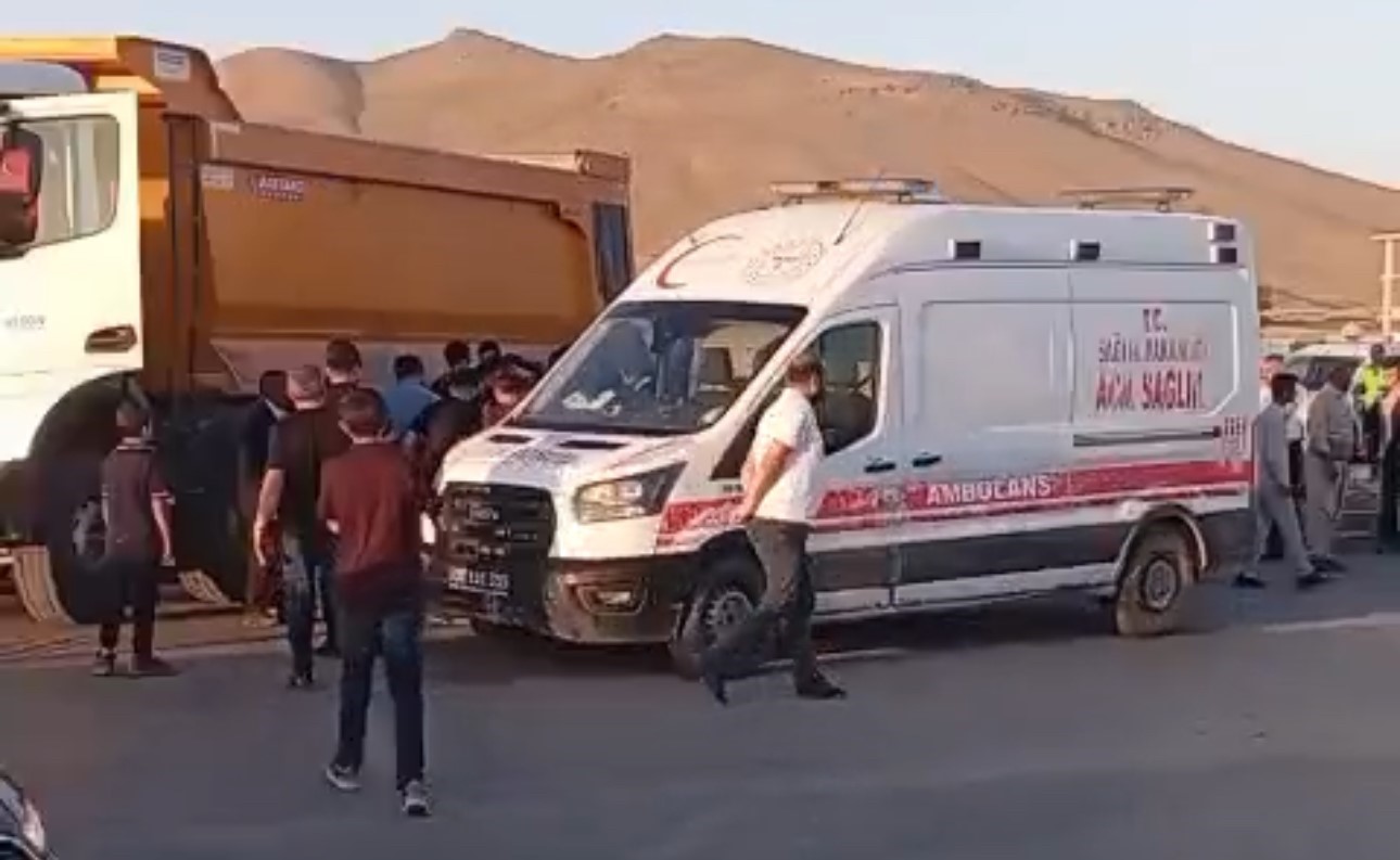 Hakkari’de üç ayrı trafik kazası: 1 ölü, 7 yaralı 11 hakkaride uc ayri trafik kazasi 1 olu 7 yarali 7 MNtV7QnY